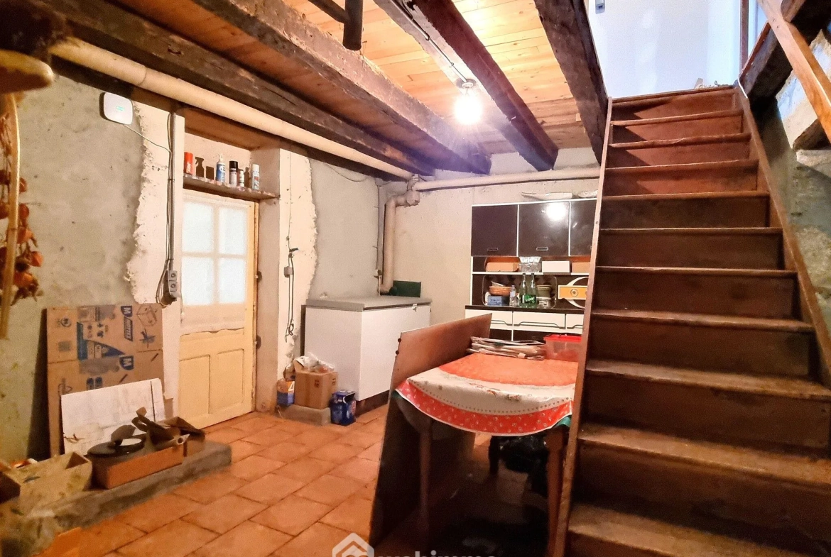 Maison ancienne de 160 m² à Pamproux avec terrain et dépendances 