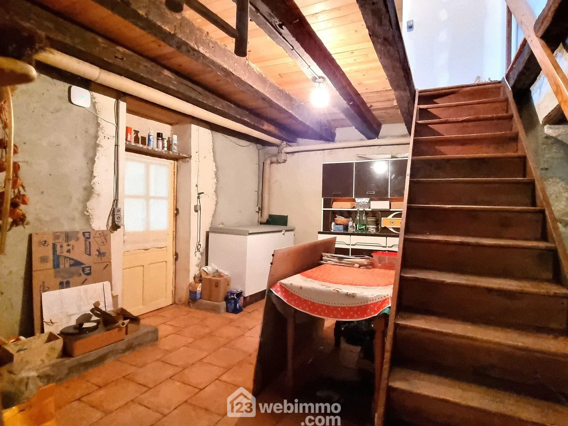 Maison ancienne de 160 m² à Pamproux avec terrain et dépendances 