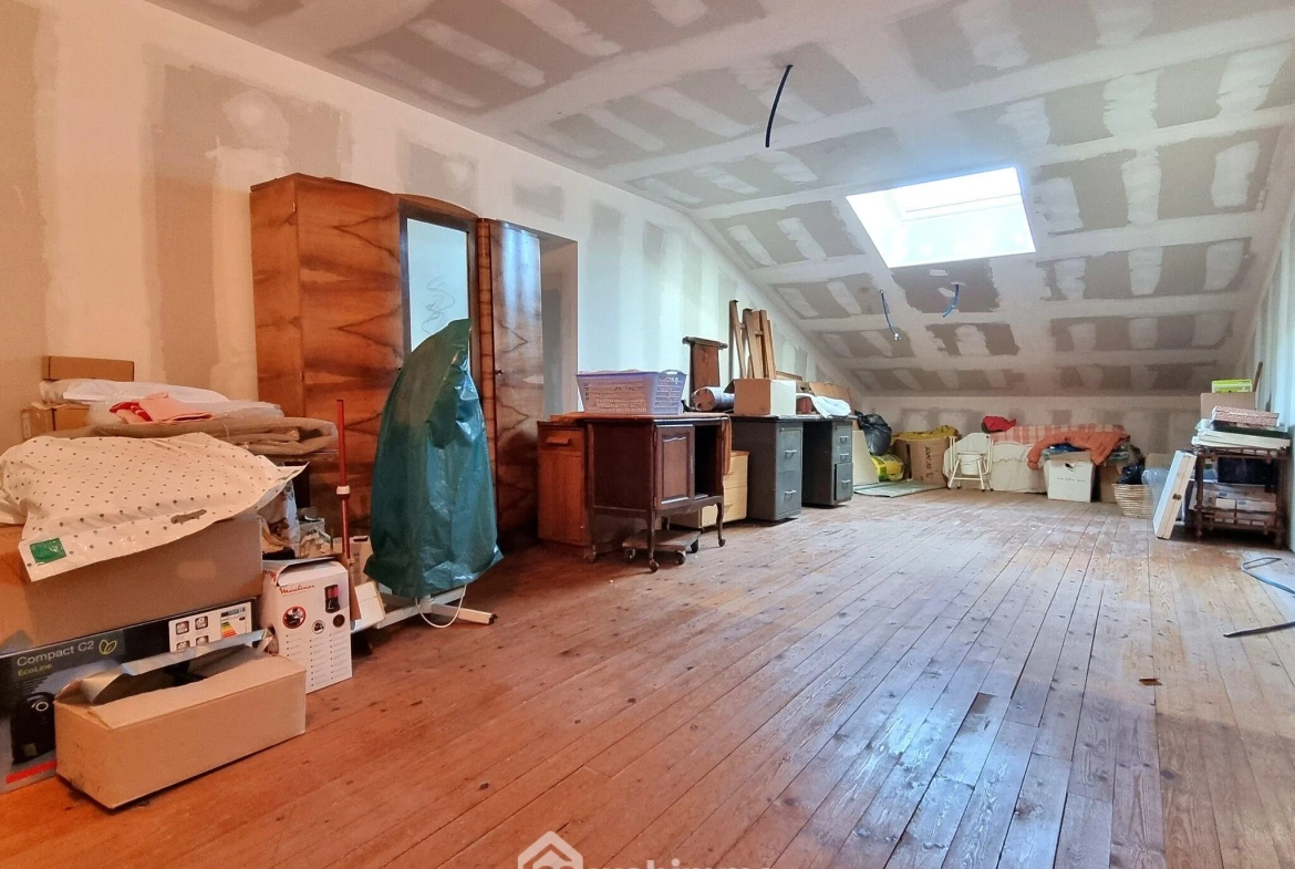 Maison ancienne de 160 m² à Pamproux avec terrain et dépendances 