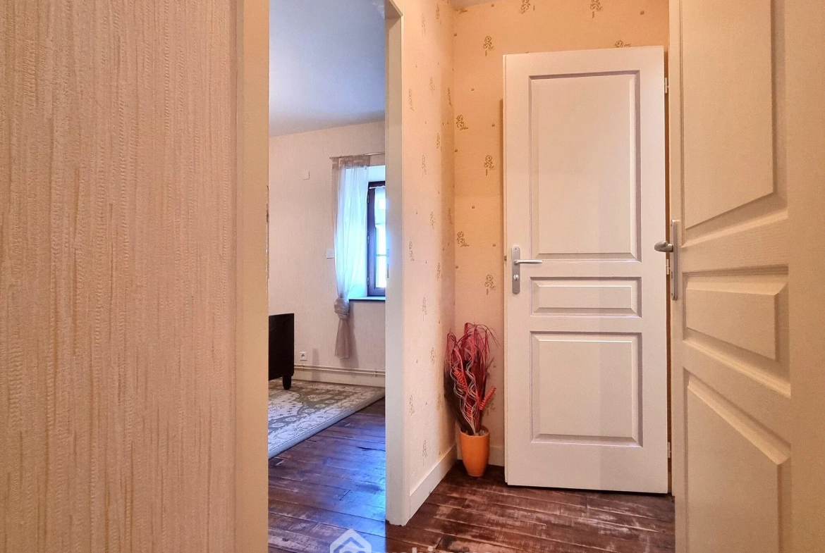Maison ancienne de 160 m² à Pamproux avec terrain et dépendances 