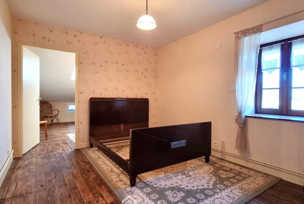 Maison ancienne de 160 m² à Pamproux avec terrain et dépendances 