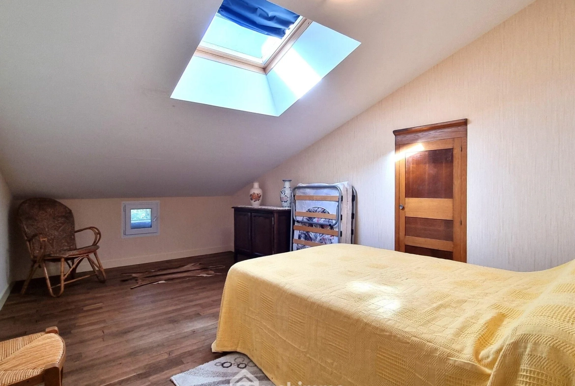 Maison ancienne de 160 m² à Pamproux avec terrain et dépendances 