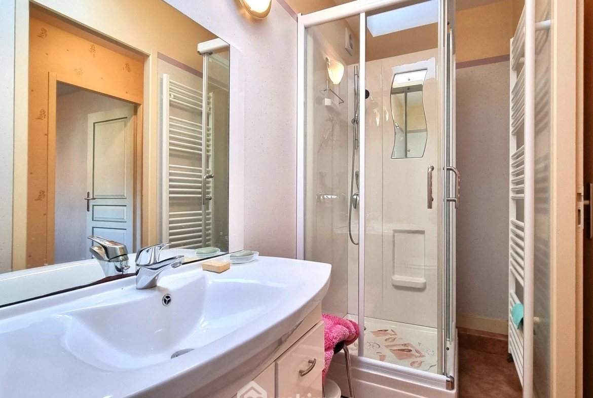 Maison ancienne de 160 m² à Pamproux avec terrain et dépendances 