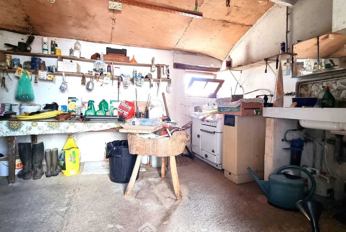 Maison ancienne de 160 m² à Pamproux avec terrain et dépendances 