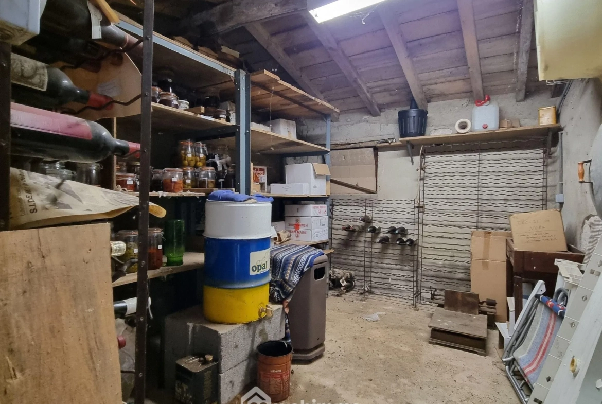 Maison ancienne de 160 m² à Pamproux avec terrain et dépendances 