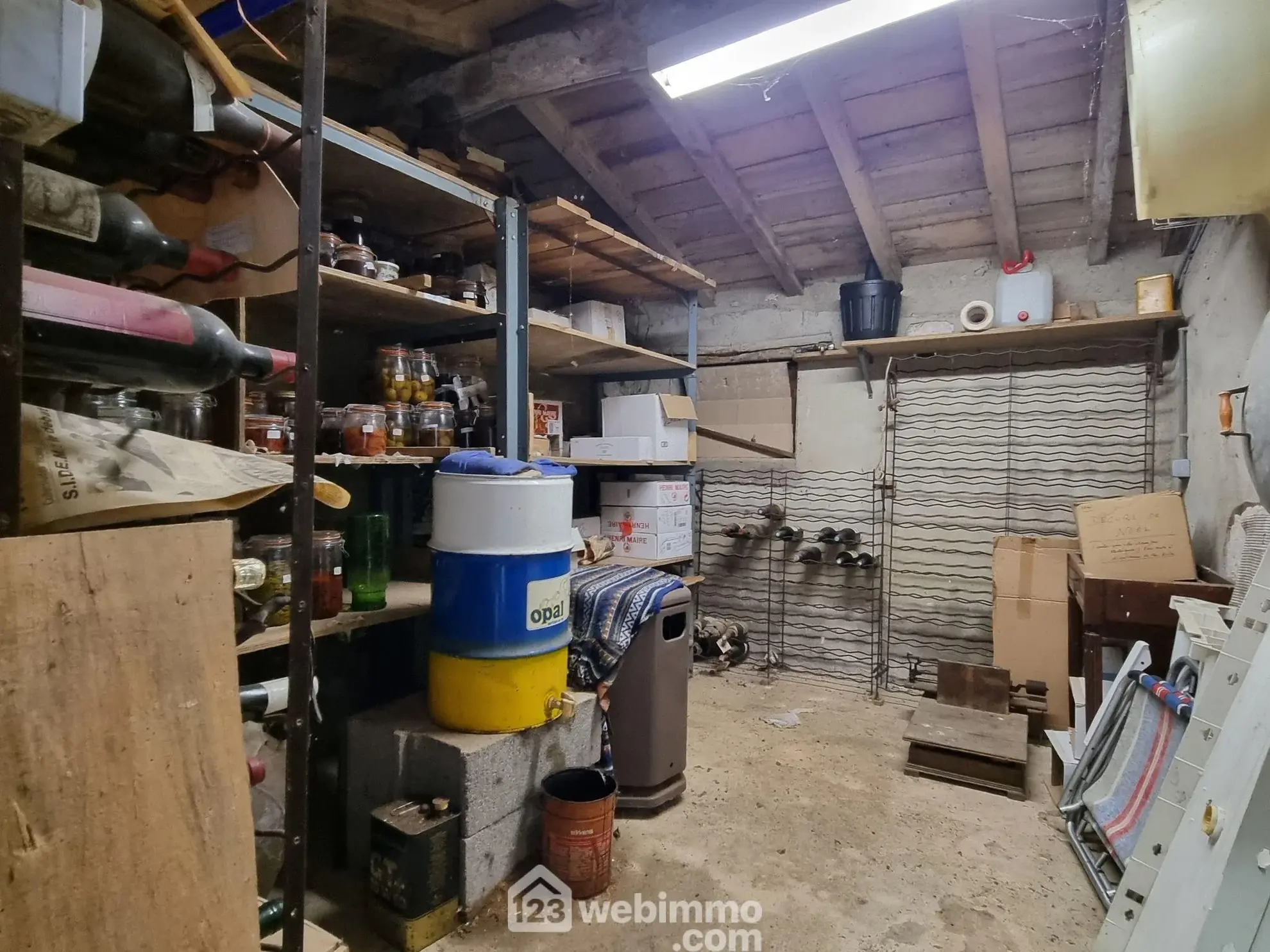 Maison ancienne de 160 m² à Pamproux avec terrain et dépendances 