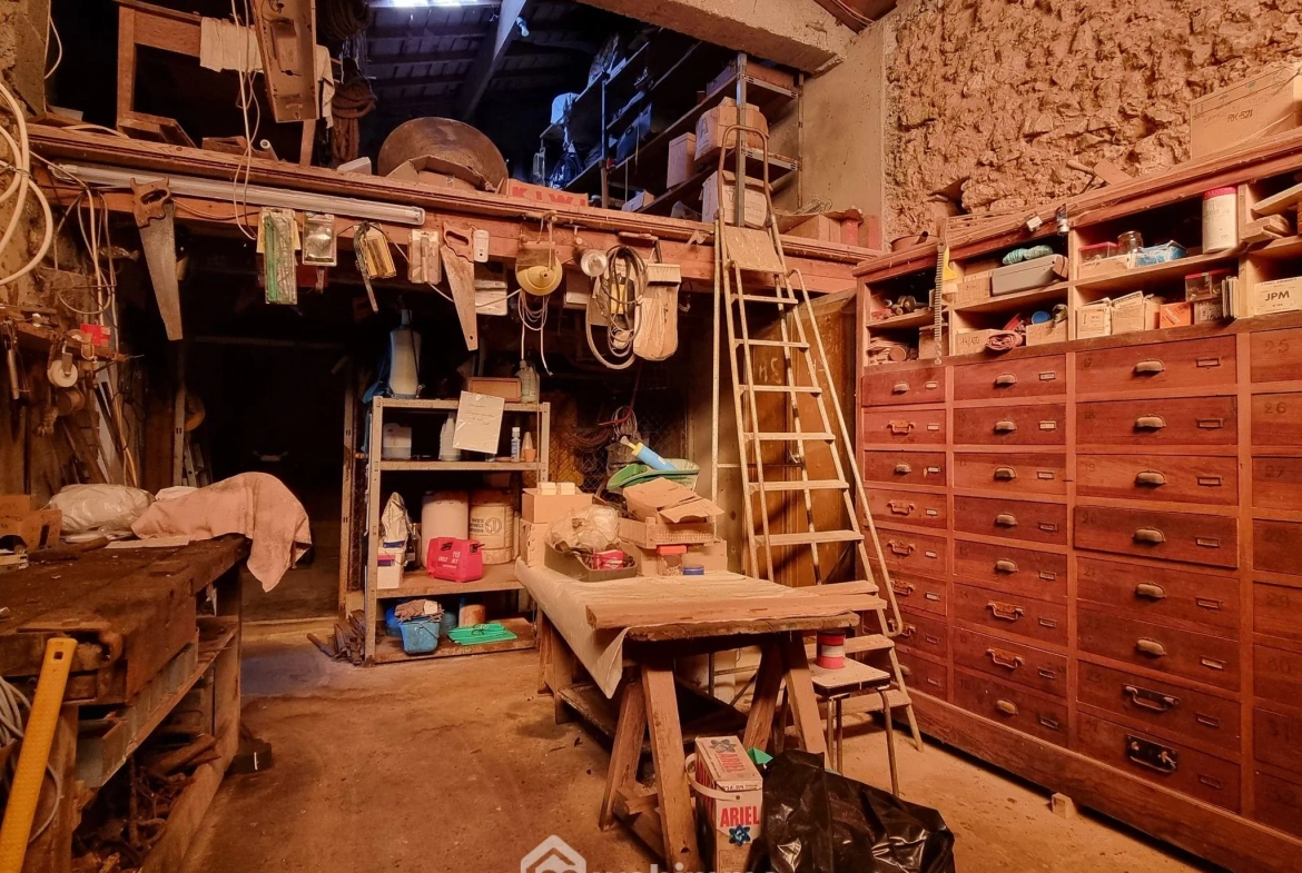 Maison ancienne de 160 m² à Pamproux avec terrain et dépendances 