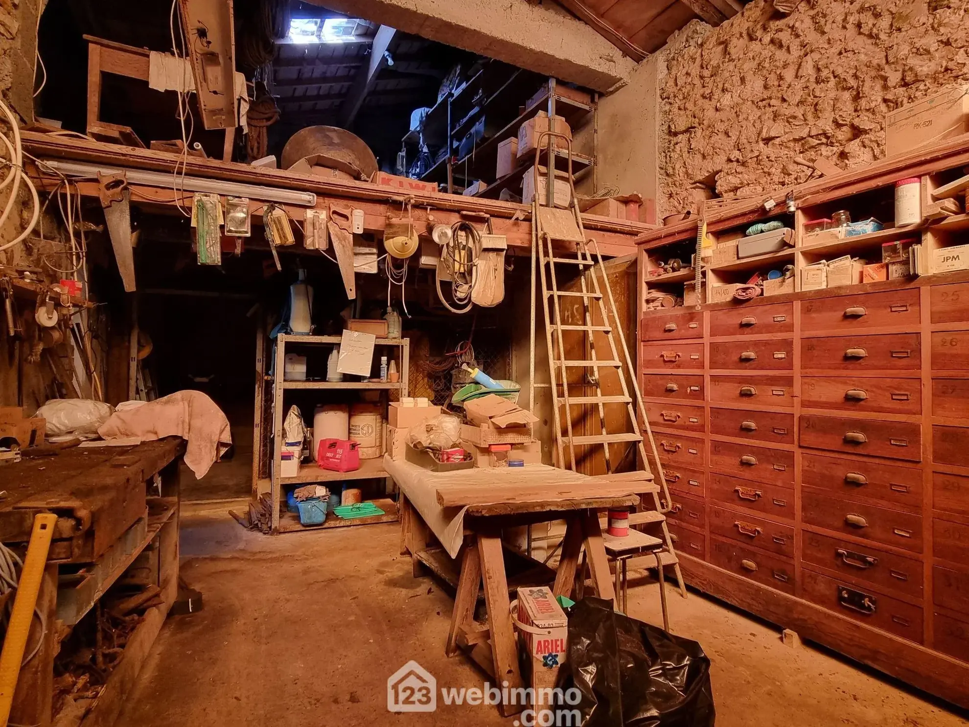 Maison ancienne de 160 m² à Pamproux avec terrain et dépendances 