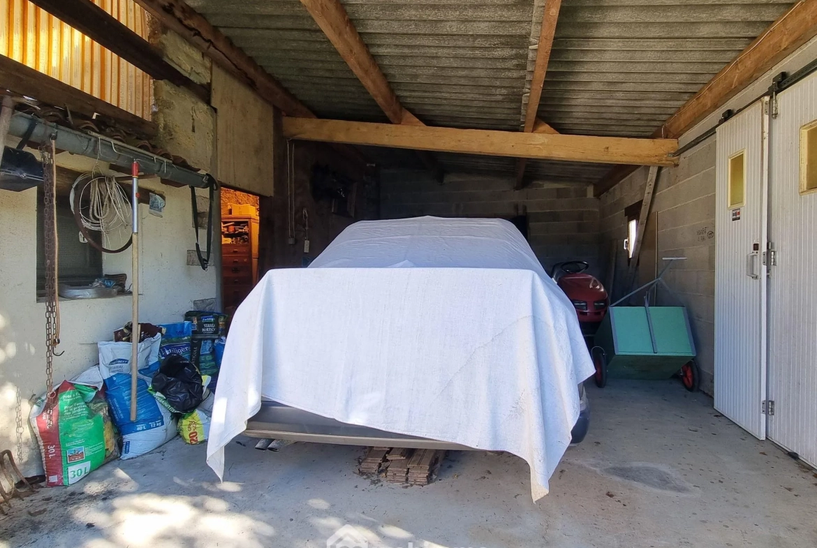 Maison ancienne de 160 m² à Pamproux avec terrain et dépendances 