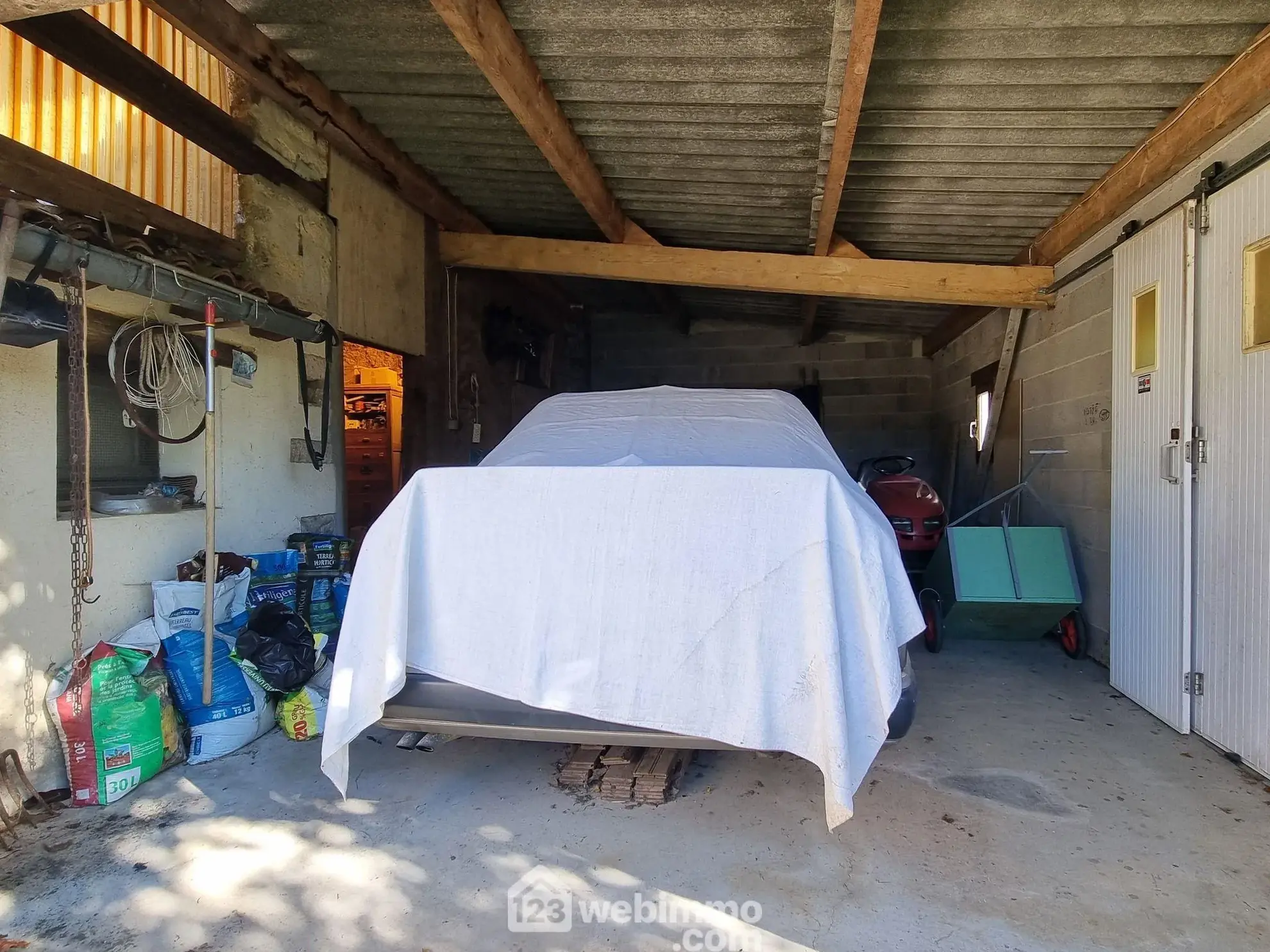 Maison ancienne de 160 m² à Pamproux avec terrain et dépendances 