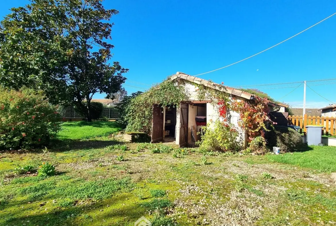 Maison ancienne de 160 m² à Pamproux avec terrain et dépendances 