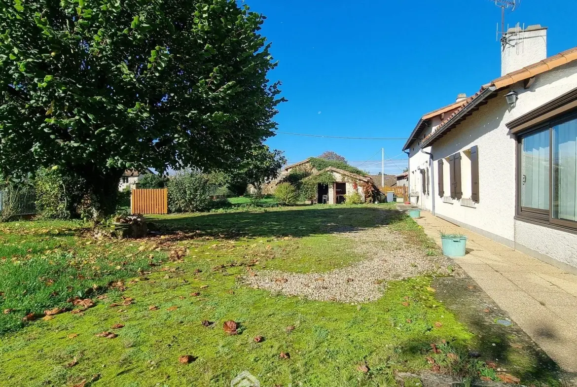 Maison ancienne de 160 m² à Pamproux avec terrain et dépendances 