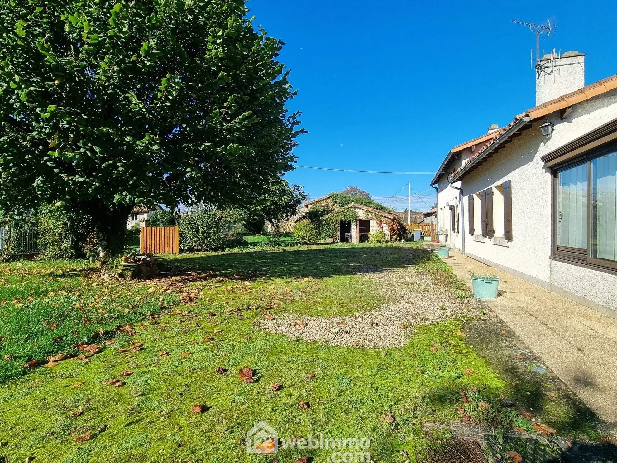 Maison ancienne de 160 m² à Pamproux avec terrain et dépendances 