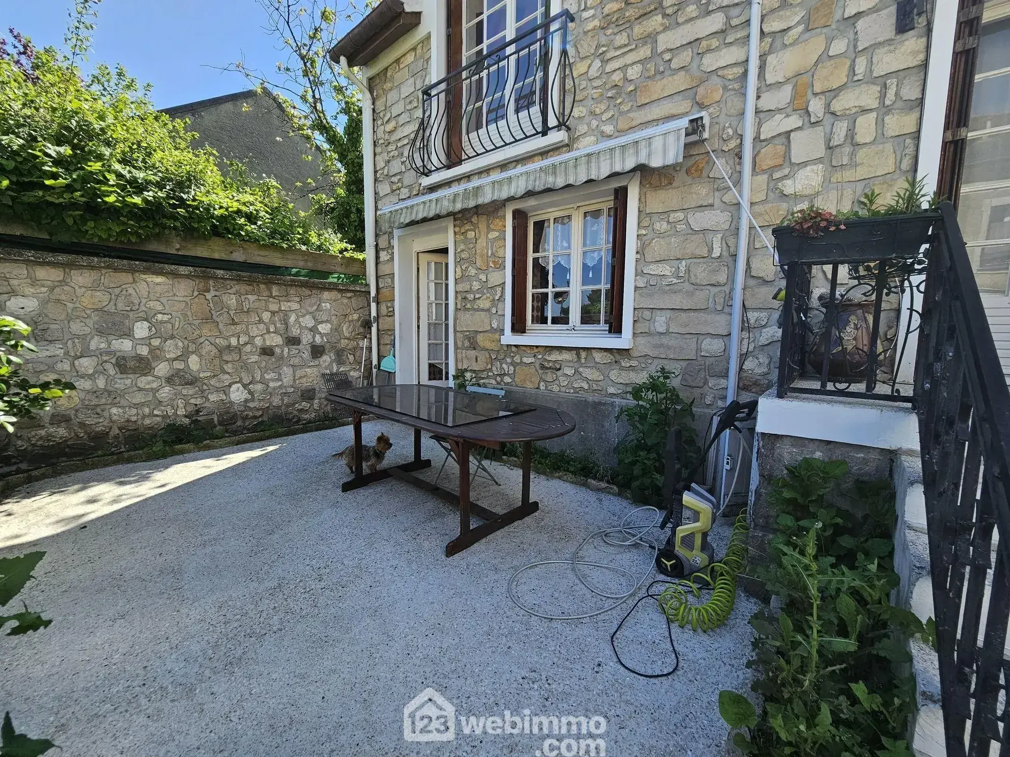 Maison de ville à Veneux-Les-Sablons avec jardin et potentiel de rénovation 