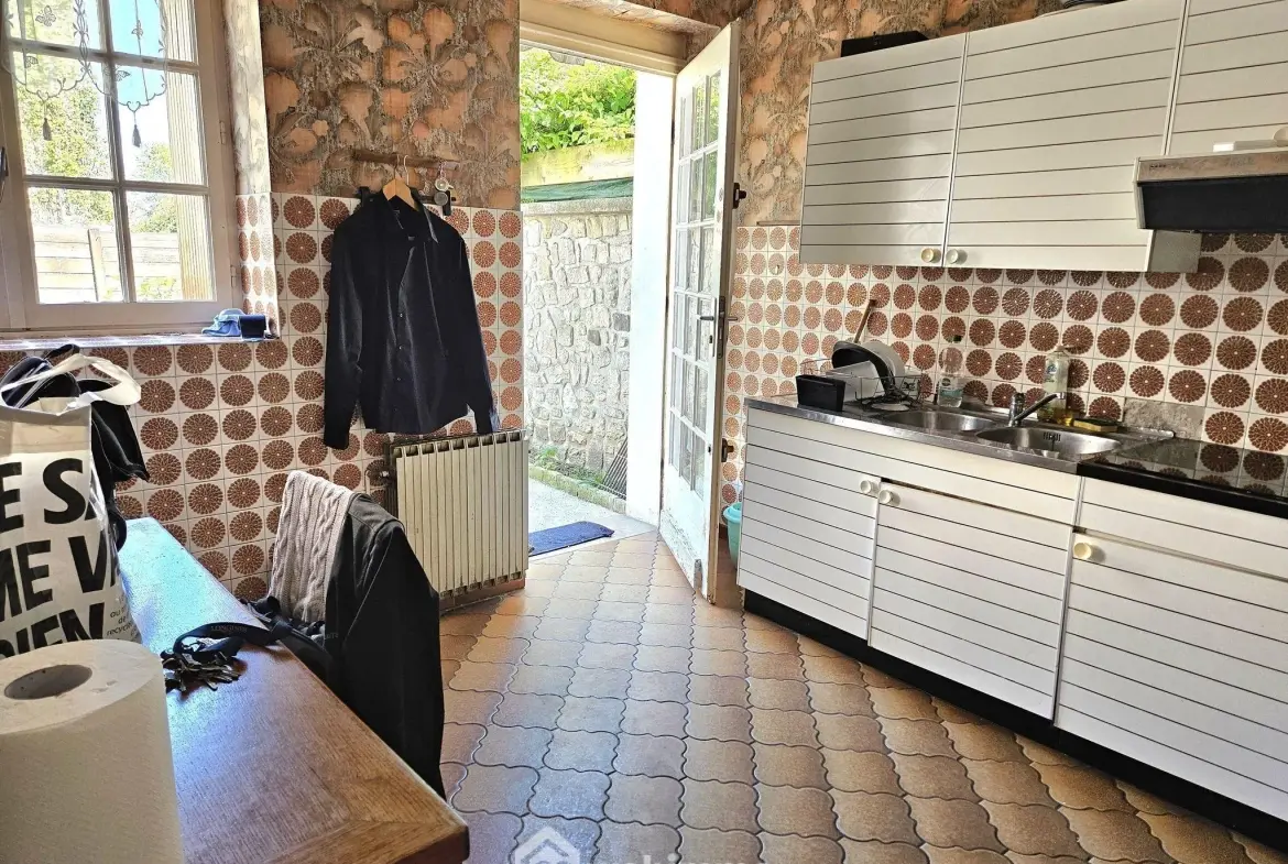 Maison de ville à Veneux-Les-Sablons avec jardin et potentiel de rénovation 