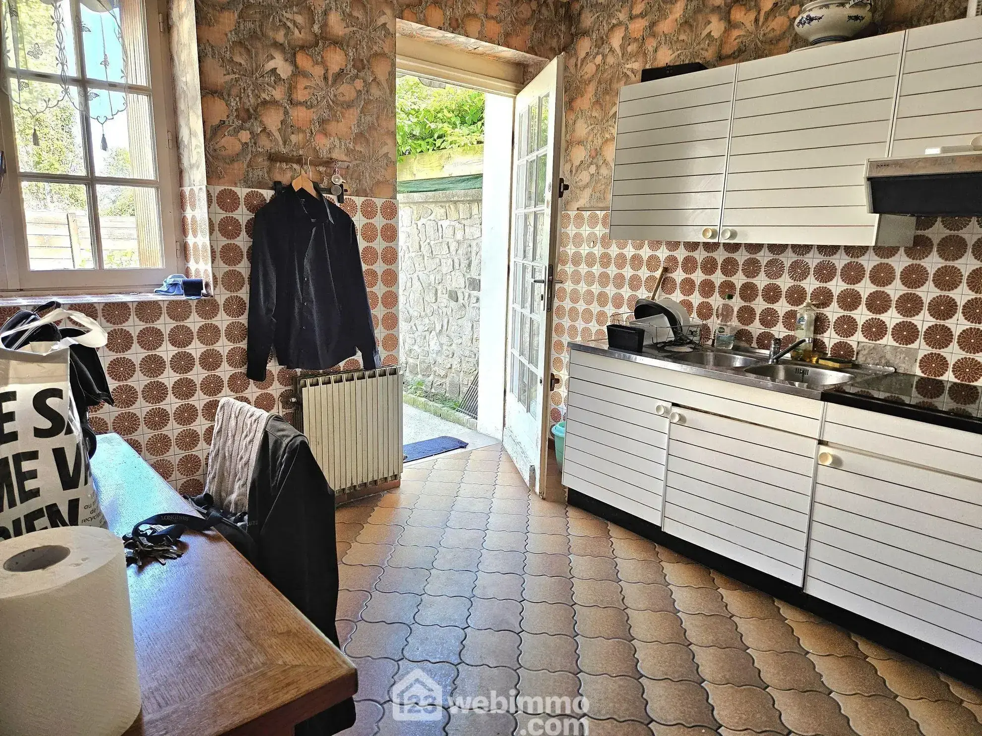 Maison de ville à Veneux-Les-Sablons avec jardin et potentiel de rénovation 