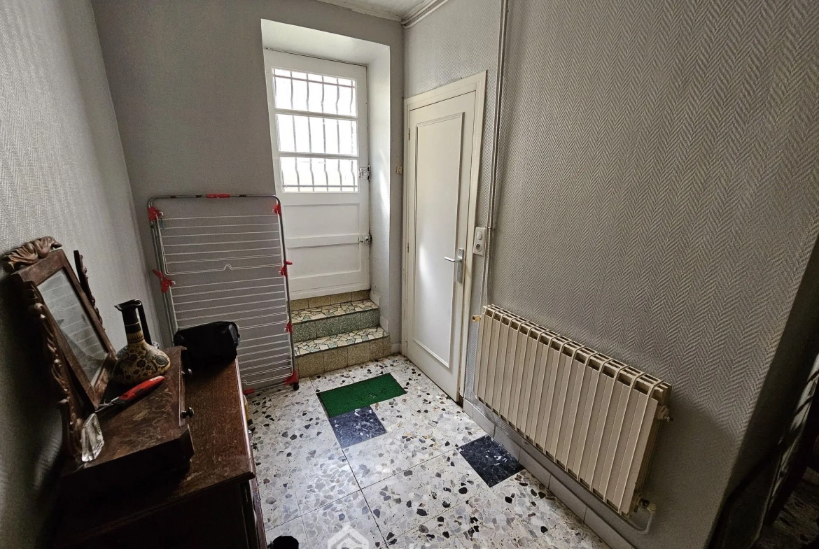 Maison de ville à Veneux-Les-Sablons avec jardin et potentiel de rénovation 