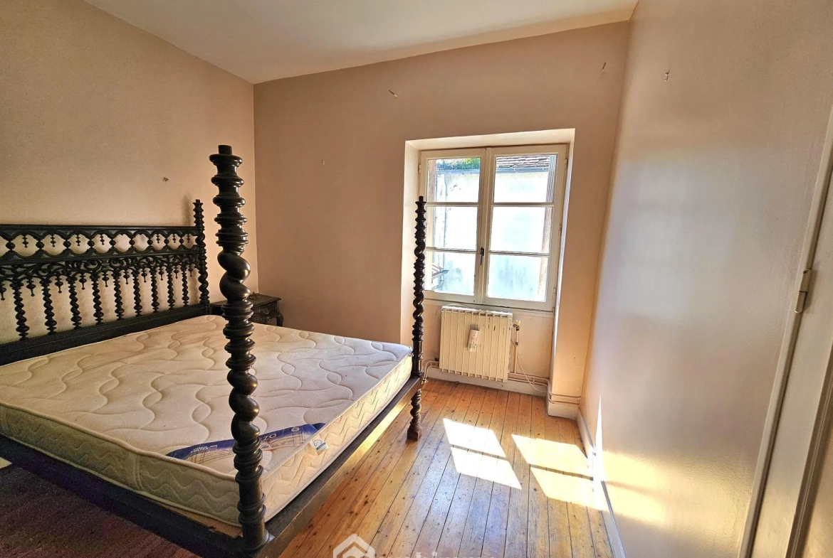 Maison de ville à Veneux-Les-Sablons avec jardin et potentiel de rénovation 