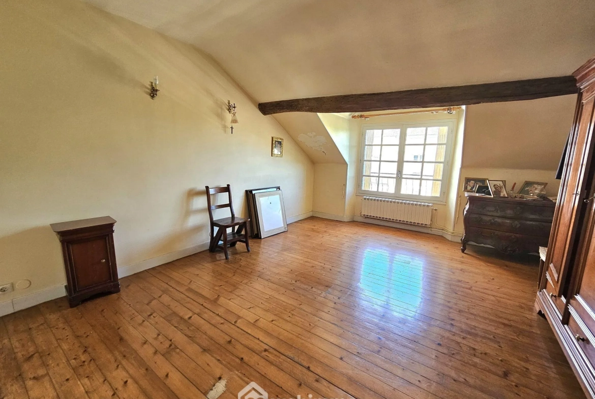 Maison de ville à Veneux-Les-Sablons avec jardin et potentiel de rénovation 