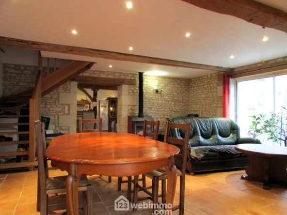 Maison rénovée de 186 m² à Nueil-sous-Faye, calme et grande surface