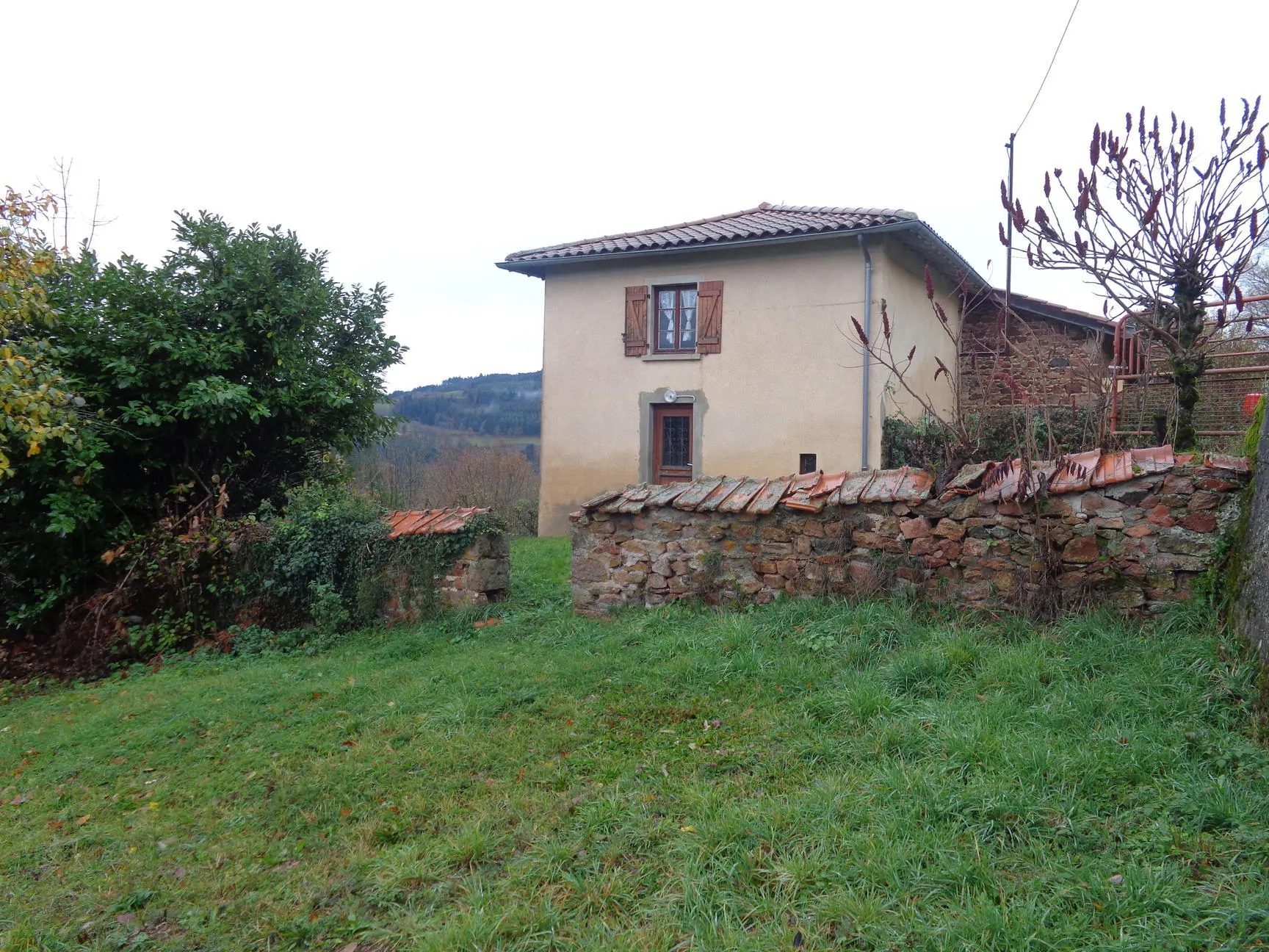 Maison en pierres à rénover avec dépendances et grand terrain à Ranchal 69470 
