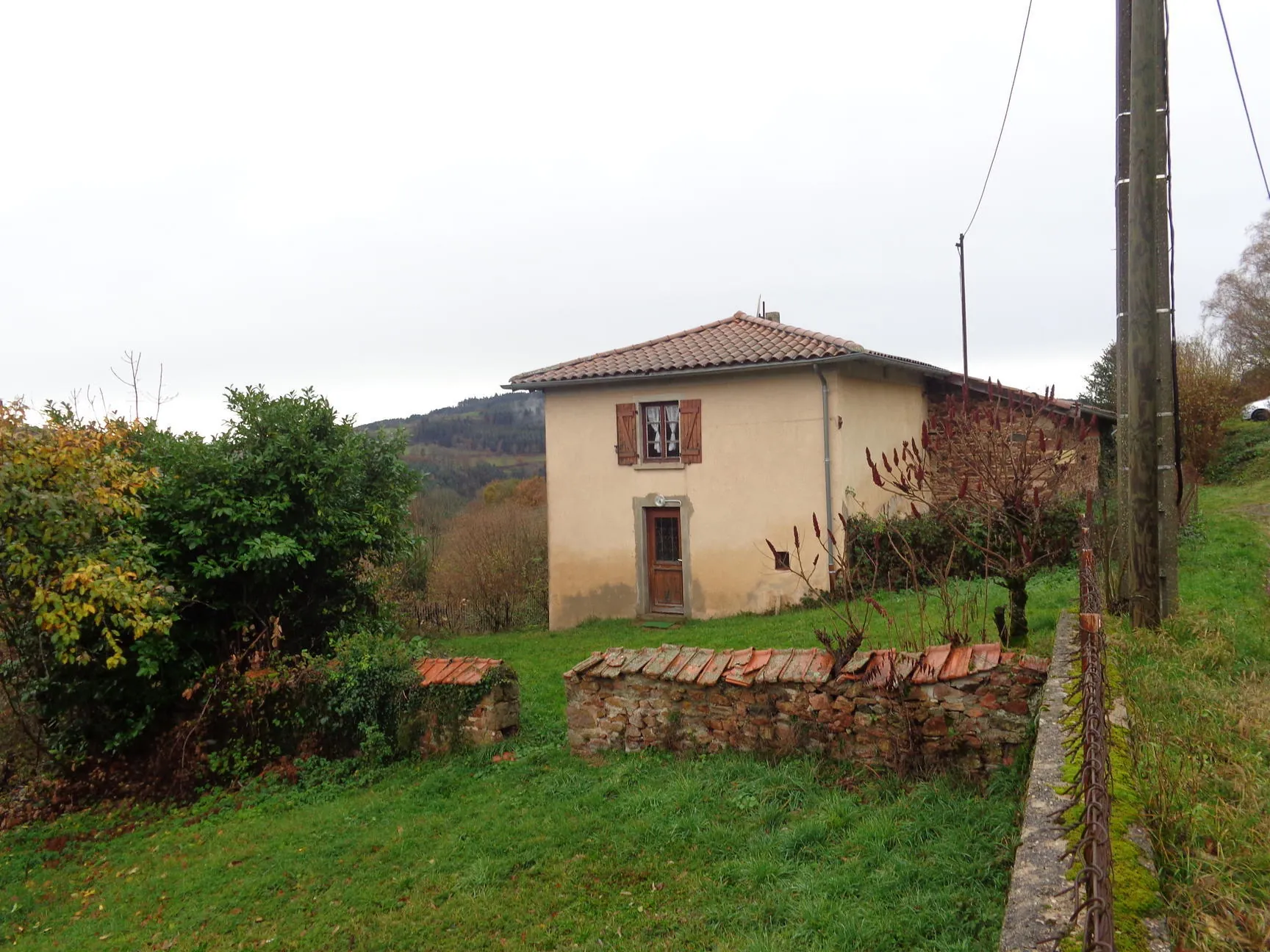 Maison en pierres à rénover avec dépendances et grand terrain à Ranchal 69470 