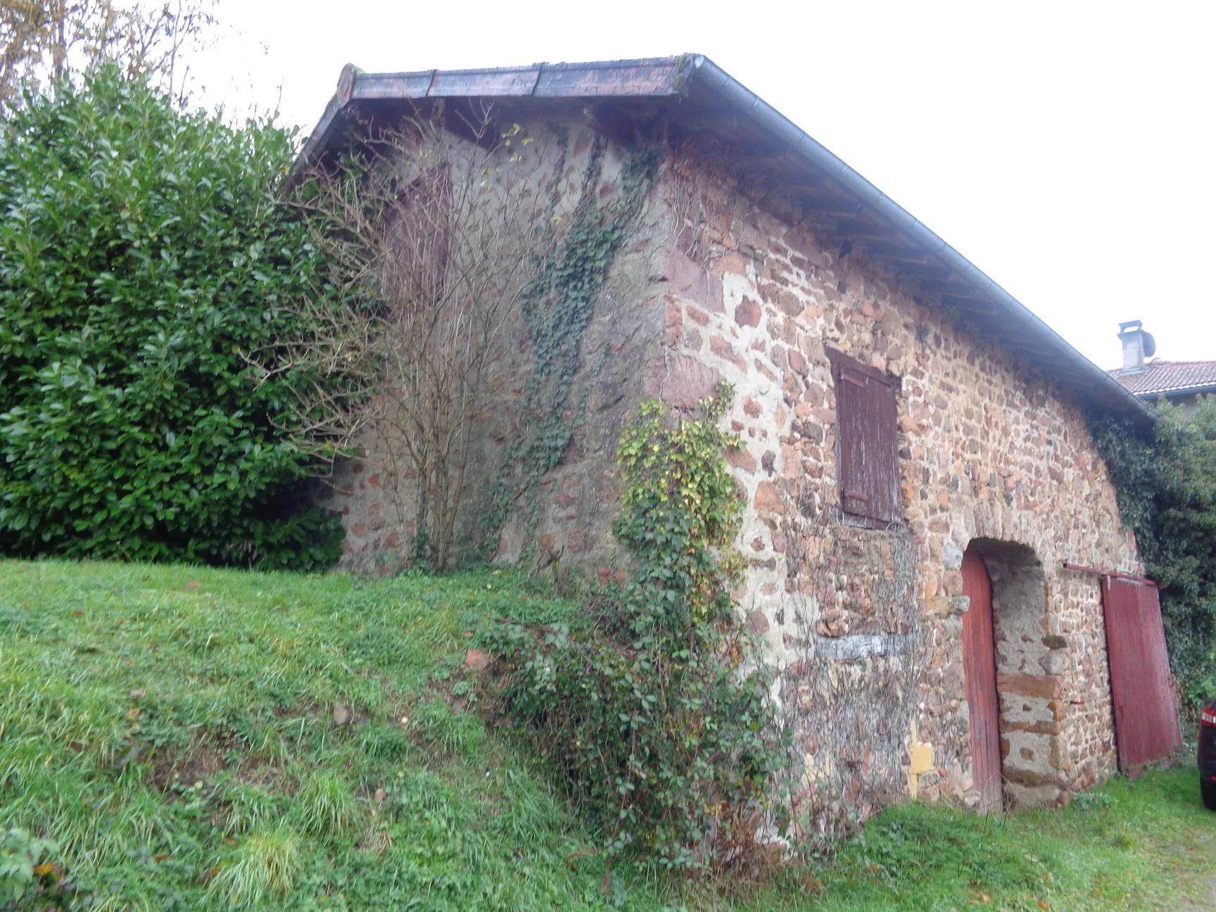 Maison en pierres à rénover avec dépendances et grand terrain à Ranchal 69470 