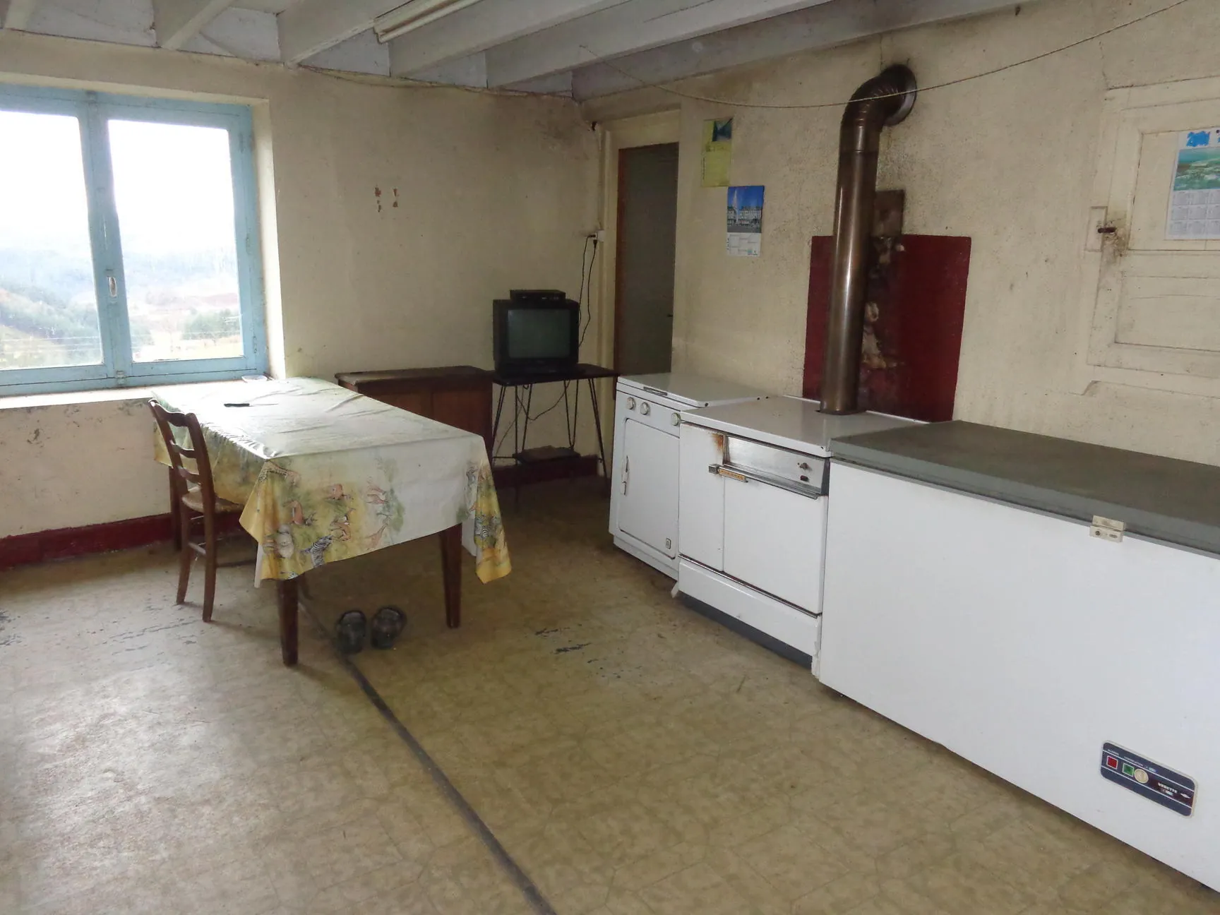 Maison en pierres à rénover avec dépendances et grand terrain à Ranchal 69470 