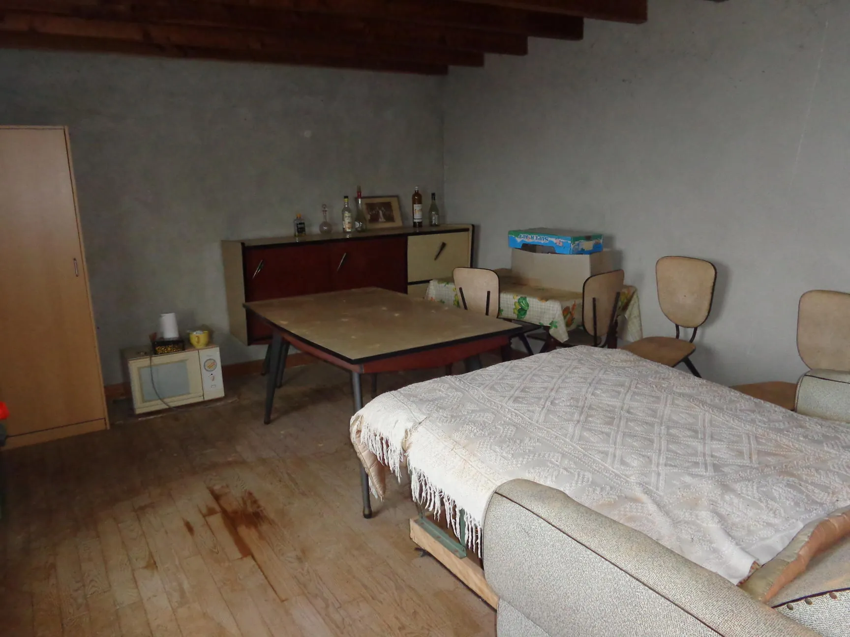 Maison en pierres à rénover avec dépendances et grand terrain à Ranchal 69470 
