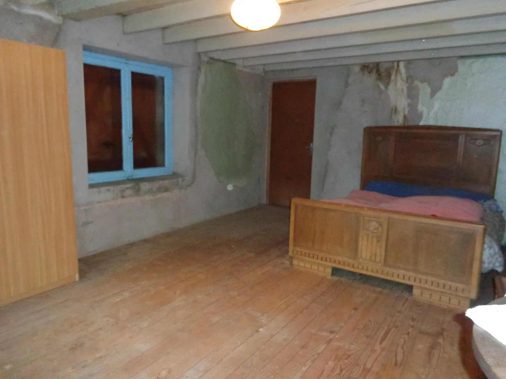 Maison en pierres à rénover avec dépendances et grand terrain à Ranchal 69470 