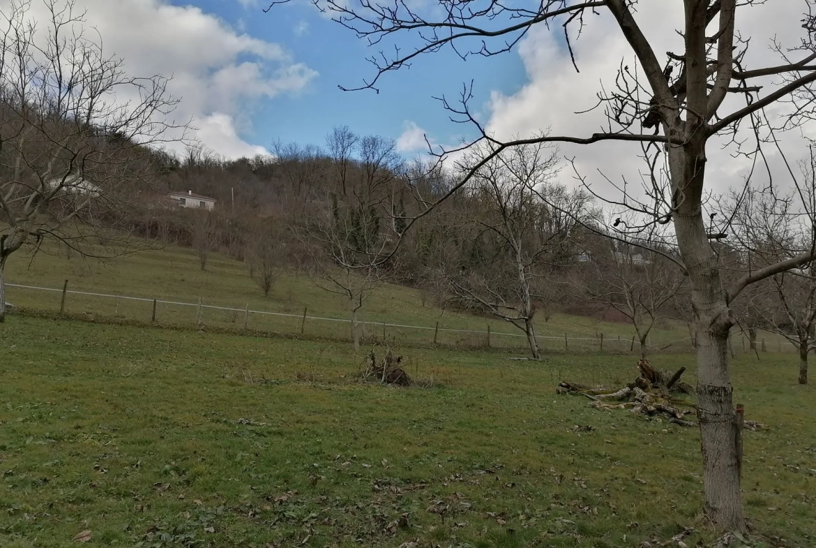 Terrain à bâtir viabilisé de 970 m² à Tullins, proche du centre-ville 