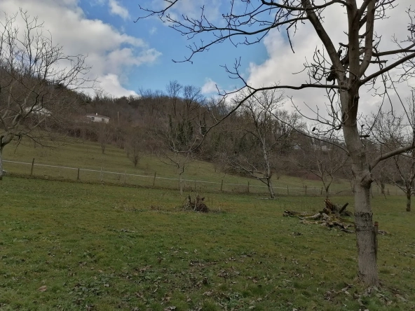 Terrain à bâtir viabilisé de 970 m² à Tullins, proche du centre-ville