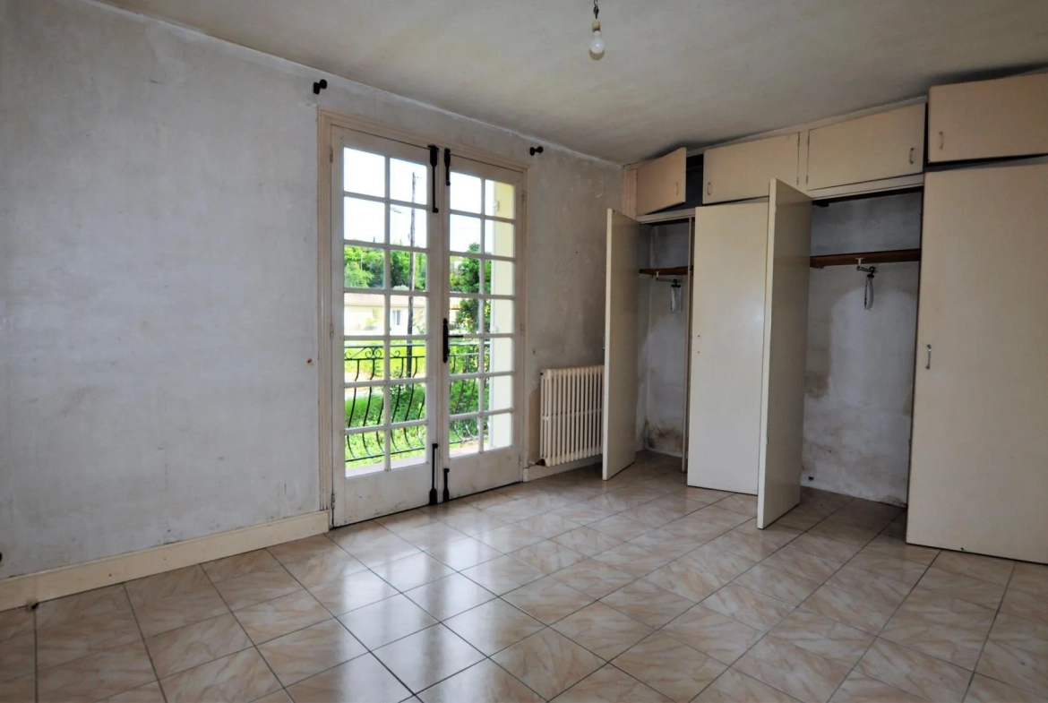 Maison à rénover à Paillet avec beau potentiel sur terrain de 1020 m² 