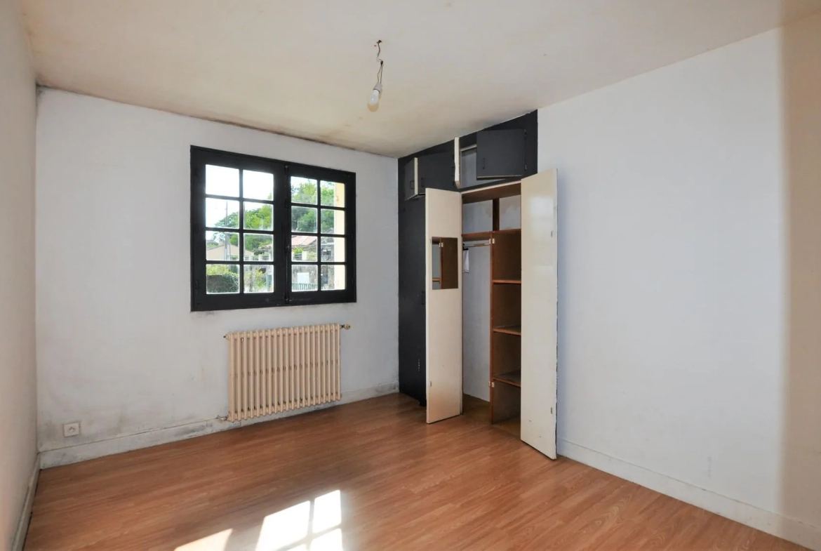 Maison à rénover à Paillet avec beau potentiel sur terrain de 1020 m² 