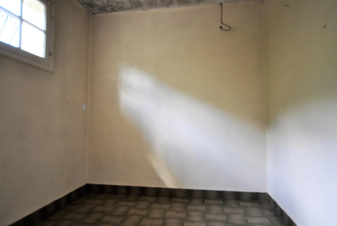 Maison à rénover à Paillet avec beau potentiel sur terrain de 1020 m² 
