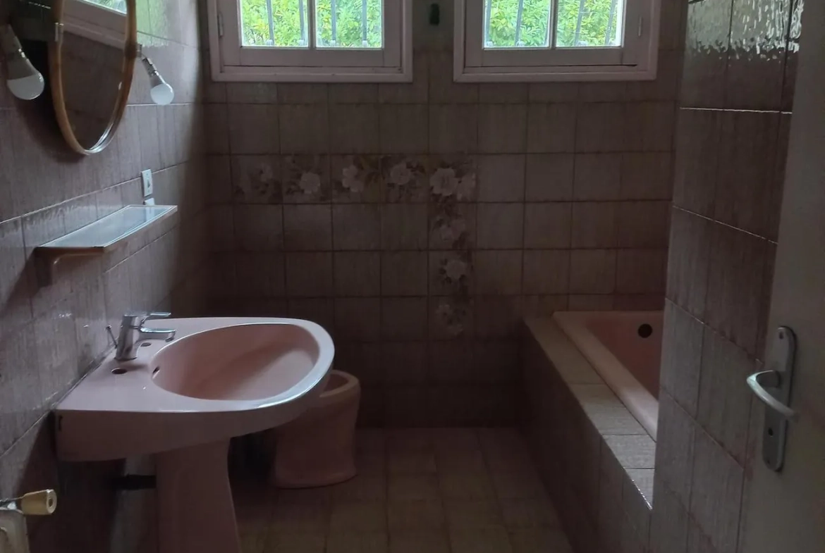 Maison à rénover à Paillet avec beau potentiel sur terrain de 1020 m² 