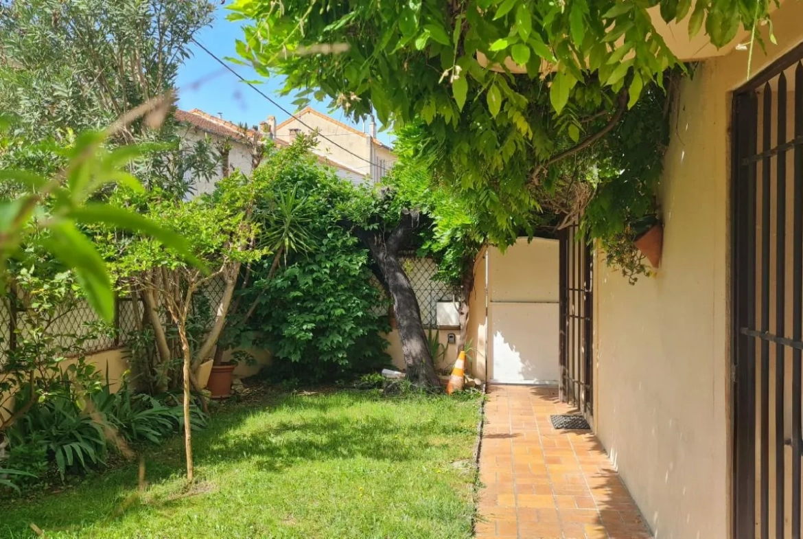 Charmante maison de ville à vendre à Avignon Sud Saint Ruf, 117 m² avec jardin et garage 