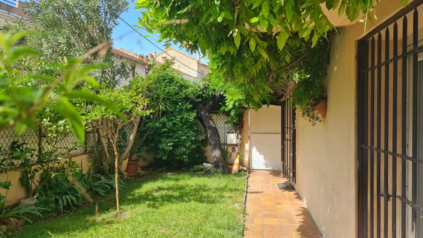 Charmante maison de ville à vendre à Avignon Sud Saint Ruf, 117 m² avec jardin et garage 
