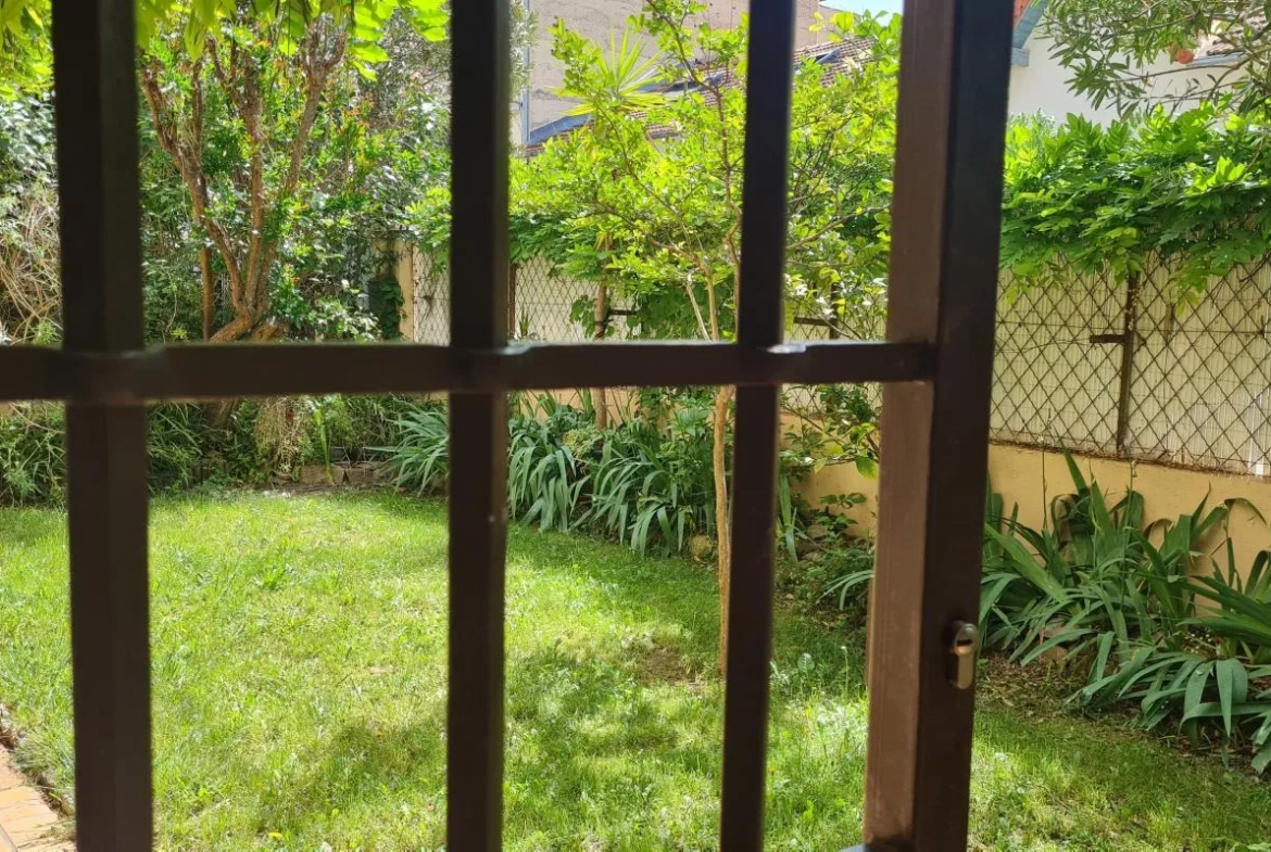 Charmante maison de ville à vendre à Avignon Sud Saint Ruf, 117 m² avec jardin et garage 