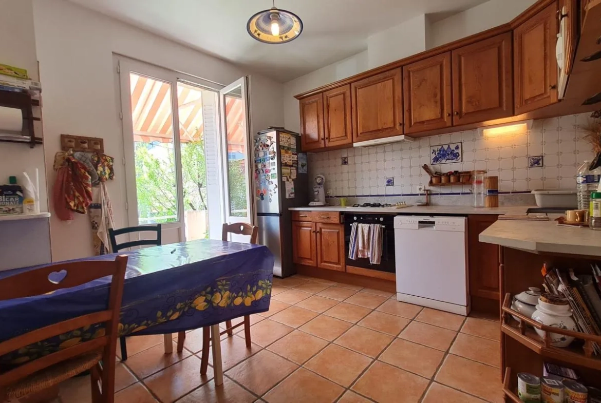 Charmante maison de ville à vendre à Avignon Sud Saint Ruf, 117 m² avec jardin et garage 