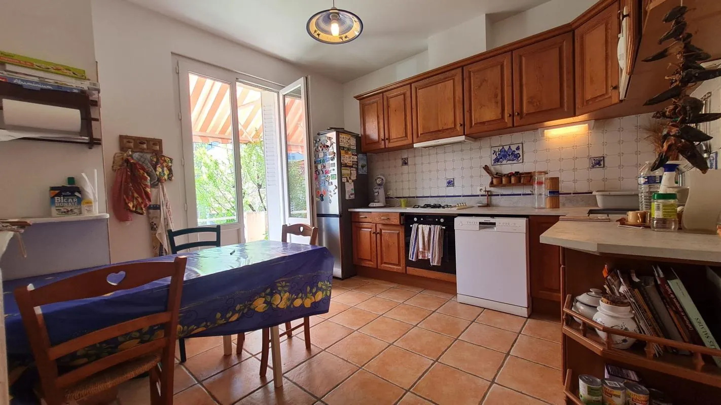 Charmante maison de ville à vendre à Avignon Sud Saint Ruf, 117 m² avec jardin et garage 