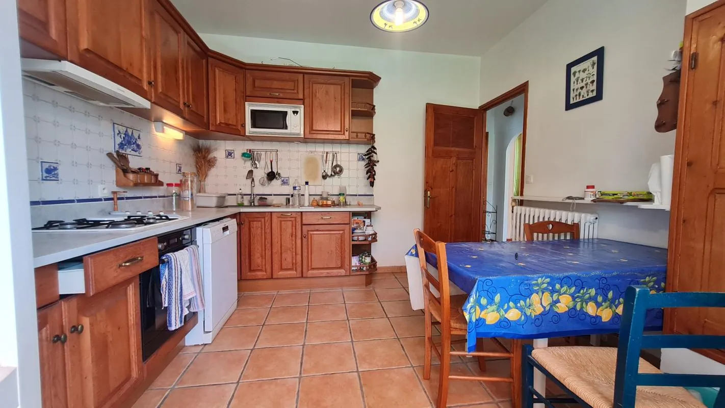 Charmante maison de ville à vendre à Avignon Sud Saint Ruf, 117 m² avec jardin et garage 