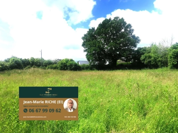 Terrain constructible de 2465 m² à Jolimetz avec façade de 40 m et dénivelé favorable