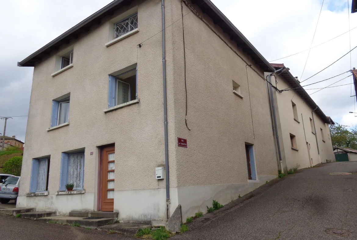 Maison à vendre à Saint Just d'Avray avec jardin et garage, performance énergétique G 