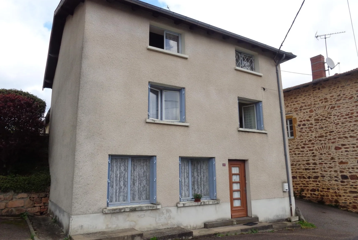 Maison à vendre à Saint Just d'Avray avec jardin et garage, performance énergétique G 
