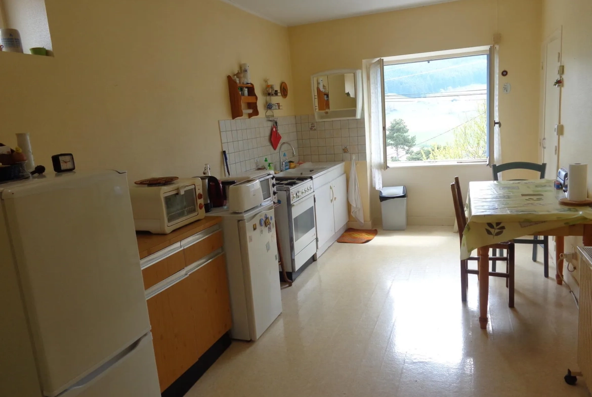 Maison à vendre à Saint Just d'Avray avec jardin et garage, performance énergétique G 