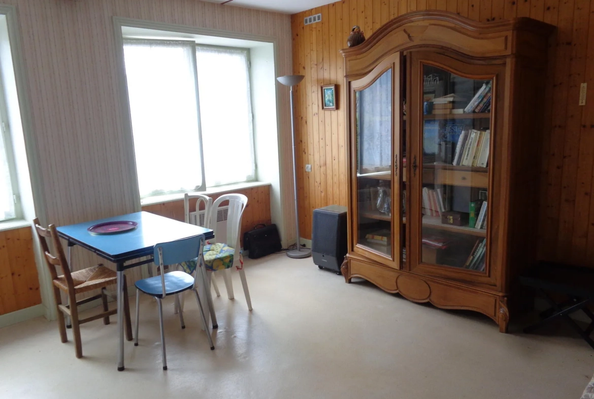 Maison à vendre à Saint Just d'Avray avec jardin et garage, performance énergétique G 