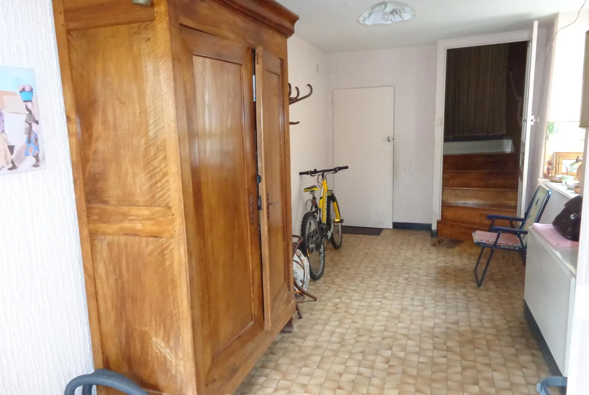Maison à vendre à Saint Just d'Avray avec jardin et garage, performance énergétique G 