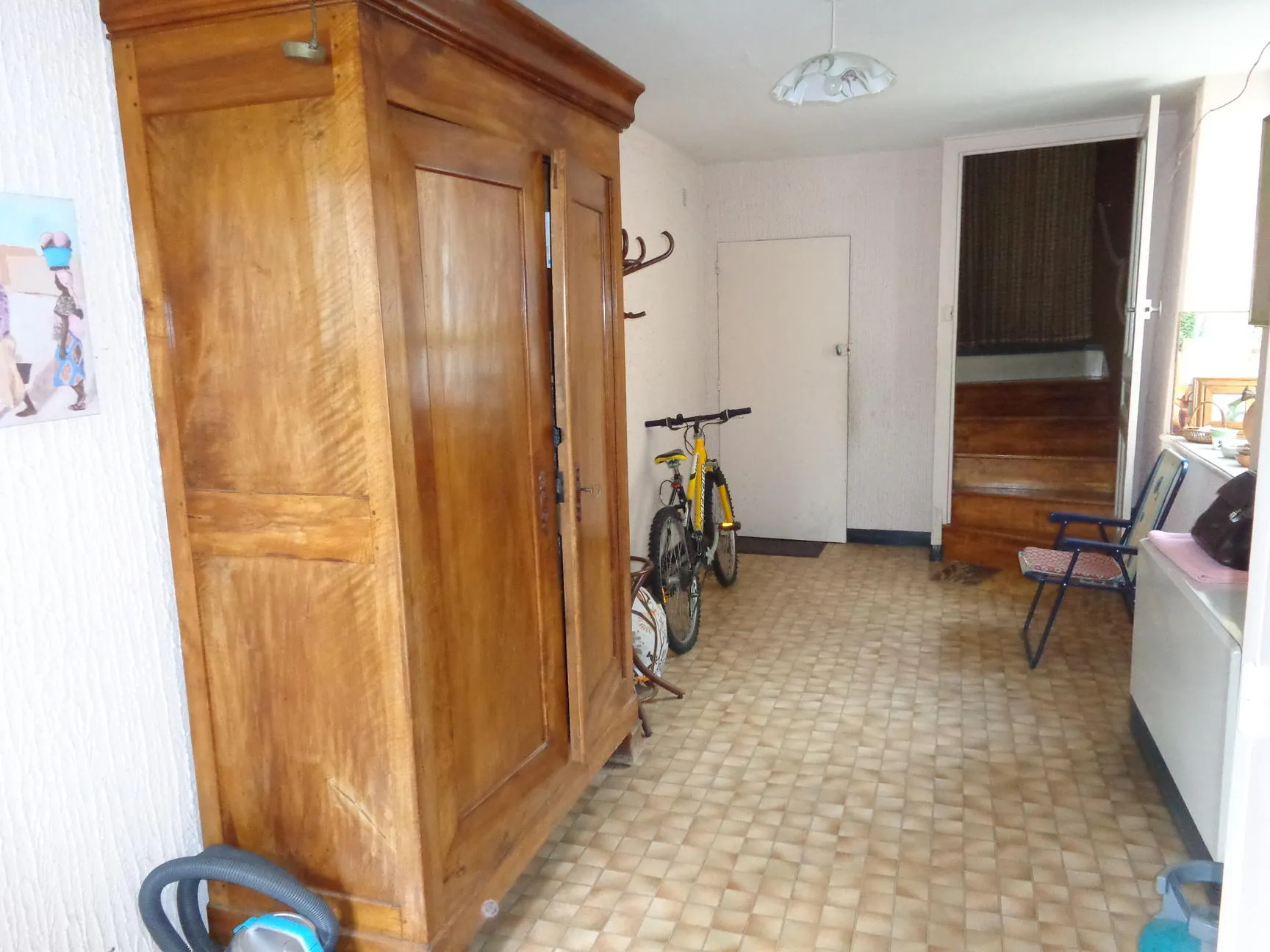 Maison à vendre à Saint Just d'Avray avec jardin et garage, performance énergétique G 