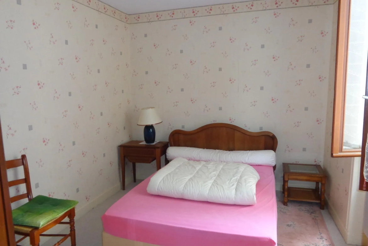 Maison à vendre à Saint Just d'Avray avec jardin et garage, performance énergétique G 
